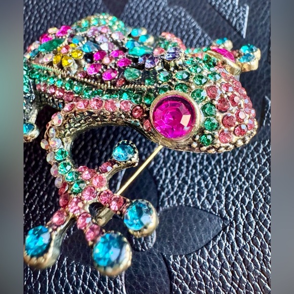 New XL Gorgeous Faceted Austrian Crystal Frog Statement Pin Brooch - 2.50” - Picture 7 of 8